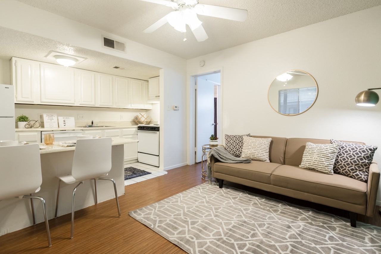 301 W 39th St - Photo 3 of 14