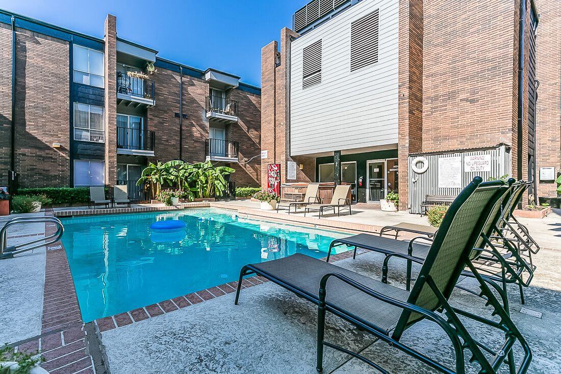 2544 Hondo Ave - Photo 3 of 5