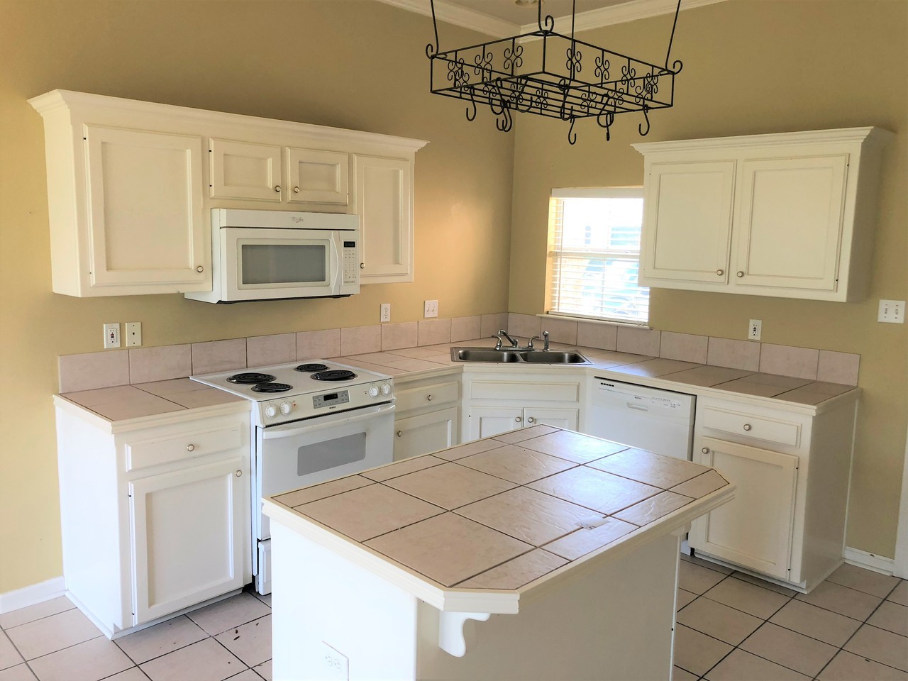 221 Briarhaven Dr - Photo 3 of 13