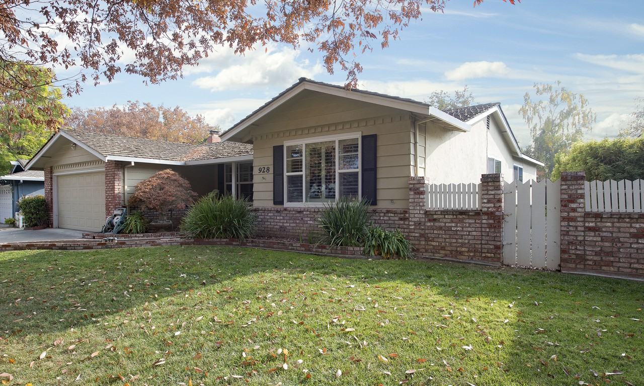 928 Lanewood Dr - Photo 2 of 9