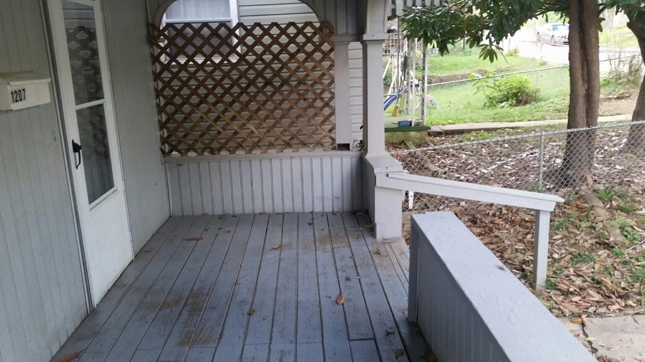 1207 Red Oak St - Photo 4 of 27