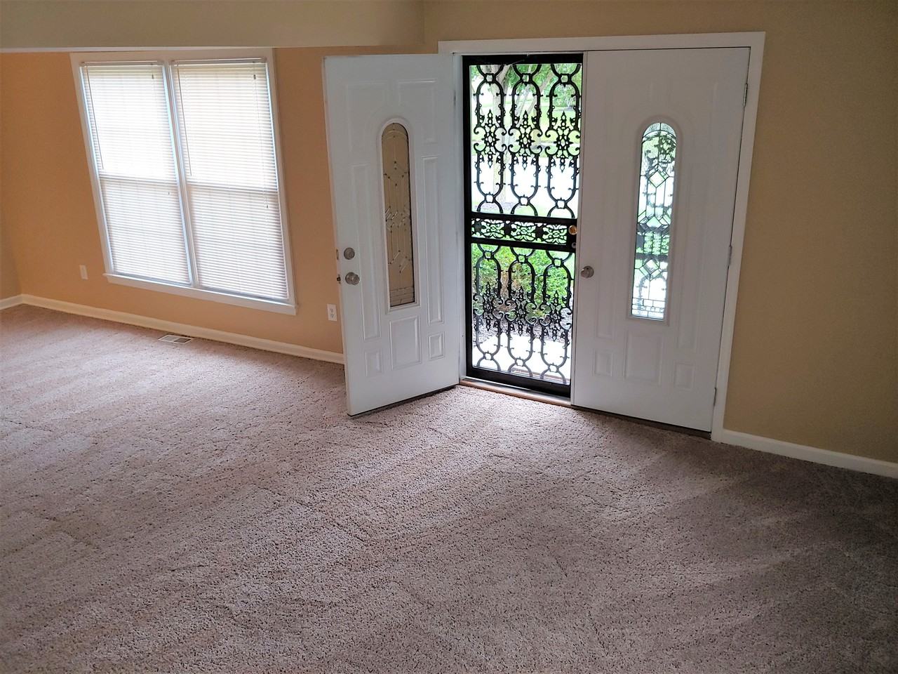 1396 Weybridge Rd - Photo 3 of 32