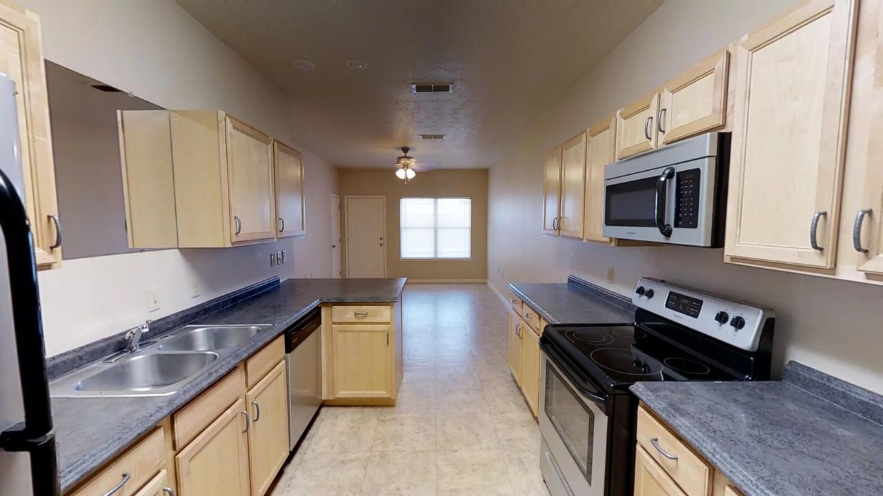 1005 N Bryan Ave - Photo 3 of 7