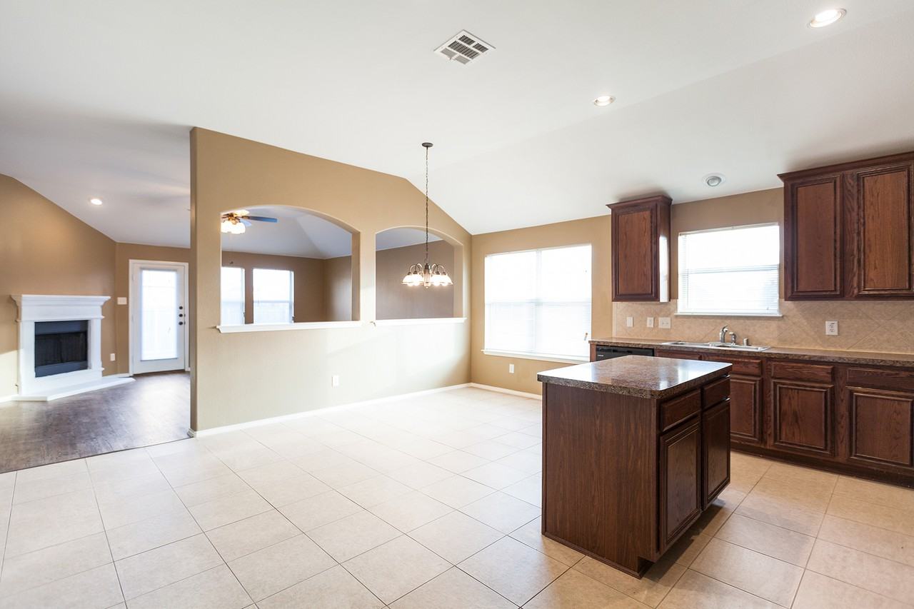 1817 Reynolds St - Photo 3 of 6