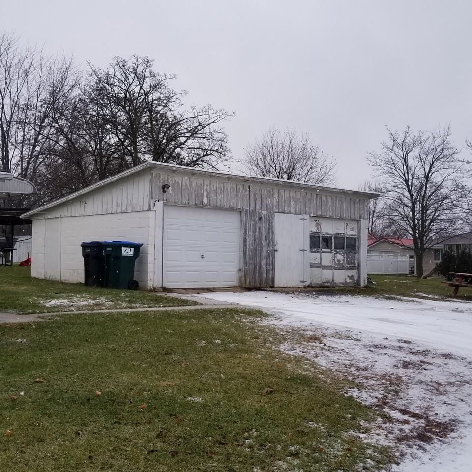 718 1st St - Photo 2 of 4