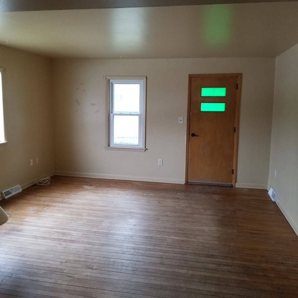 718 1st St - Photo 3 of 4