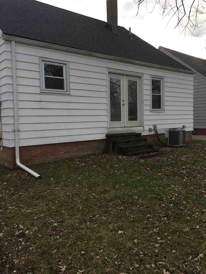 335 Marion Dr - Photo 3 of 33