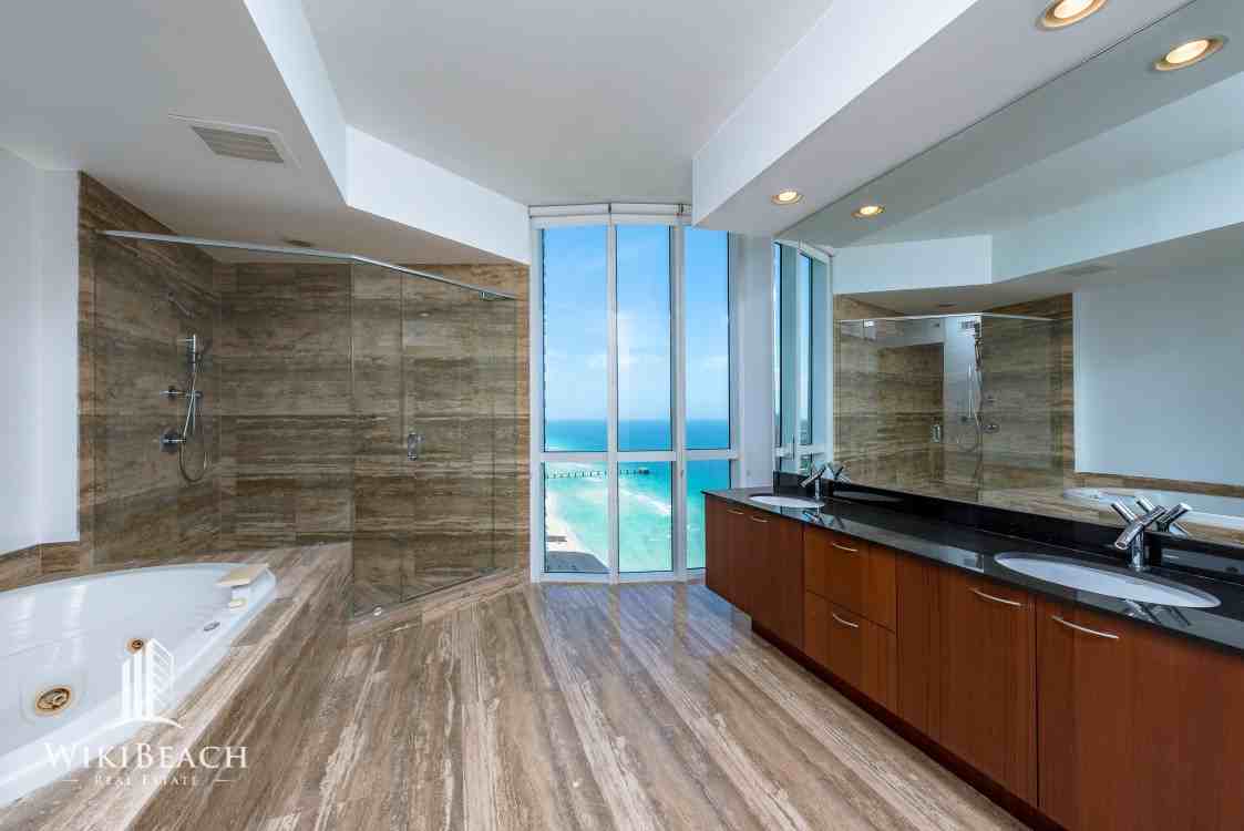 15901 Collins Ave - Photo 3 of 12