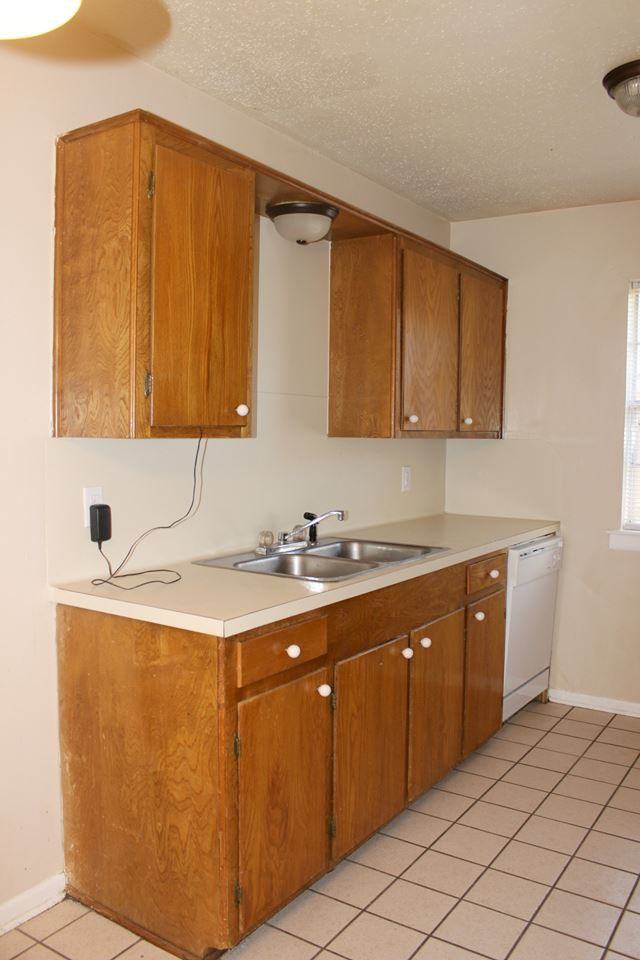 700 Navajo Trl - Photo 2 of 9