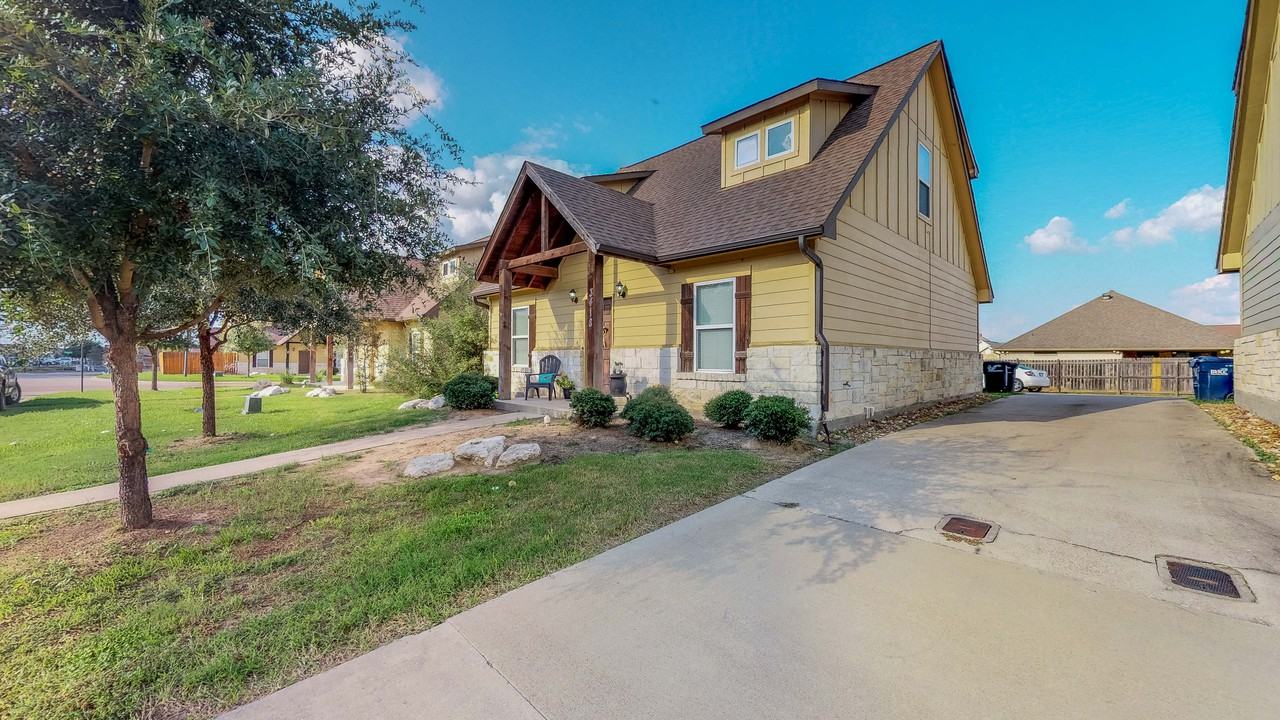 3418 Cullen Trl - Photo 2 of 35