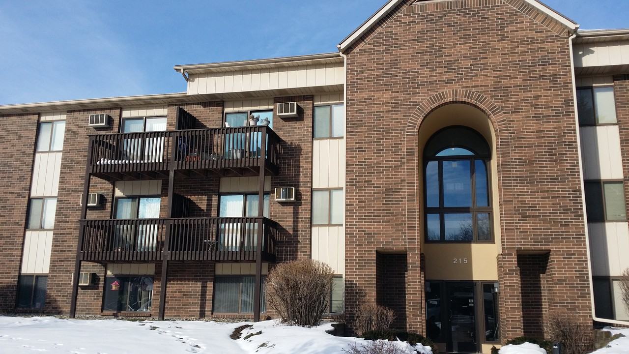 215 S Maple St Se - Photo 2 of 3