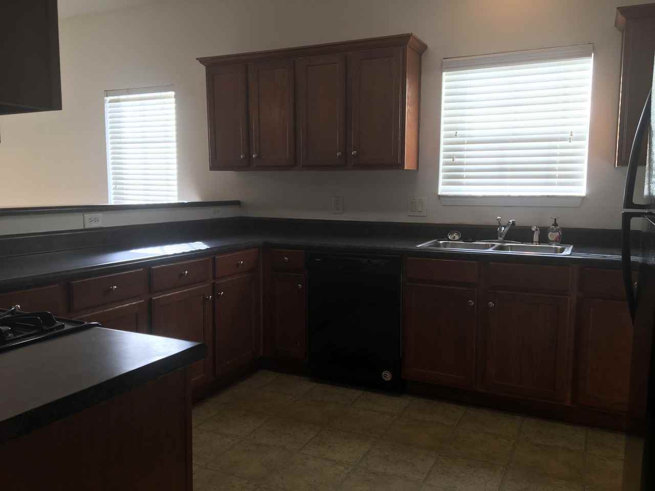 33171 Stables Dr - Photo 2 of 8