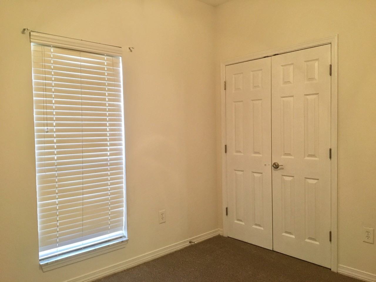 33171 Stables Dr - Photo 3 of 8