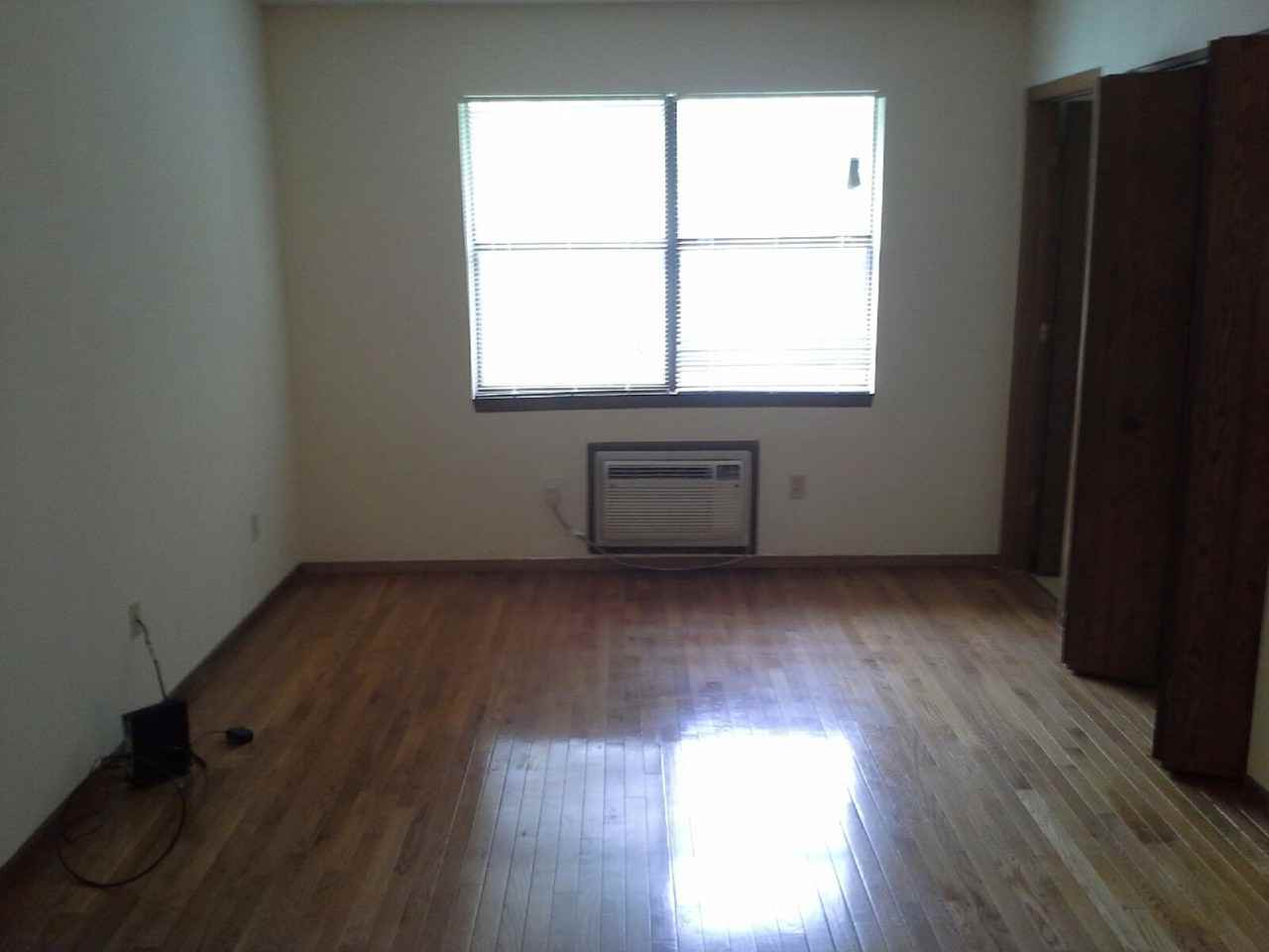 664 S Kentwood Ave - Photo 4 of 22