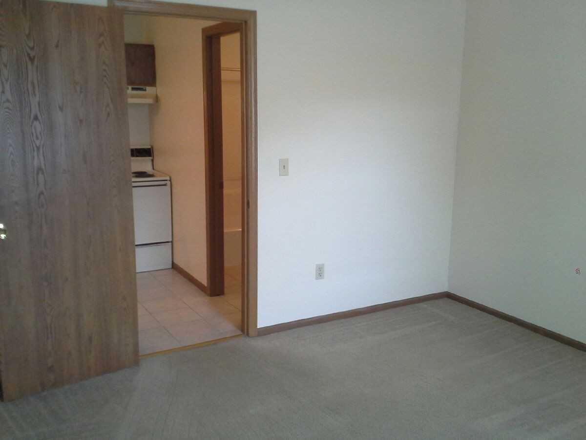 664 S Kentwood Ave - Photo 7 of 22