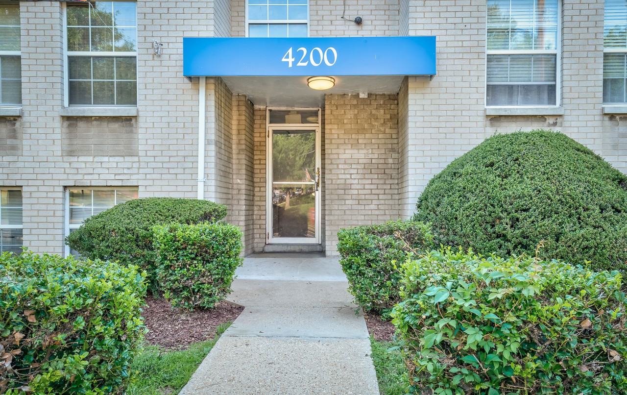 4200 S Capitol St Se - Photo 3 of 18