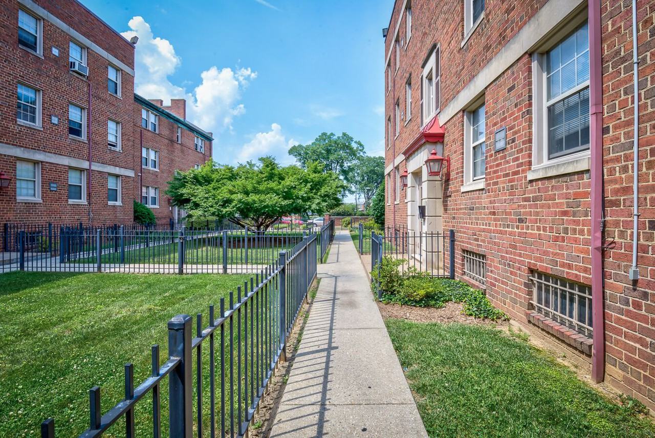 1819 P St Se - Photo 6 of 44