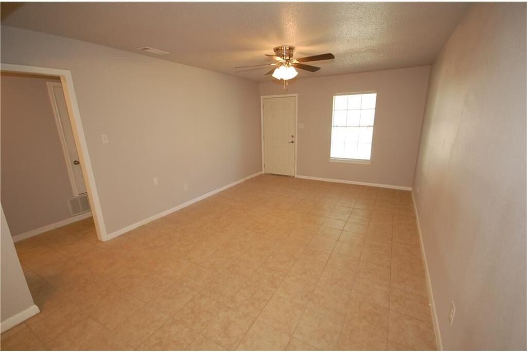 1014 N Wall St - Photo 2 of 10