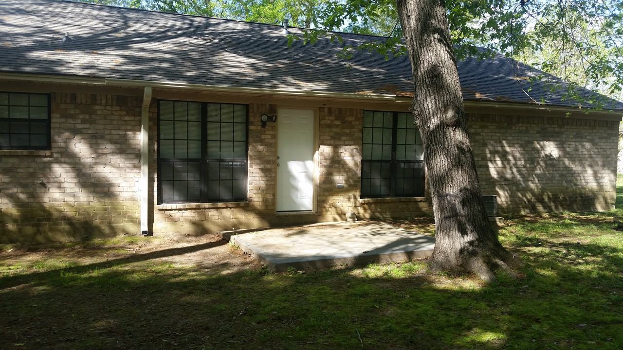 1304 Glade St - Photo 3 of 11