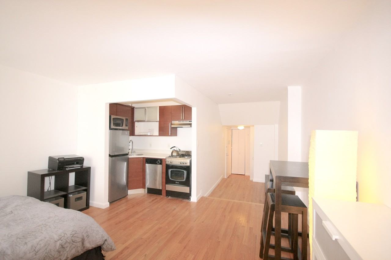 184 Thompson St - Photo 2 of 3