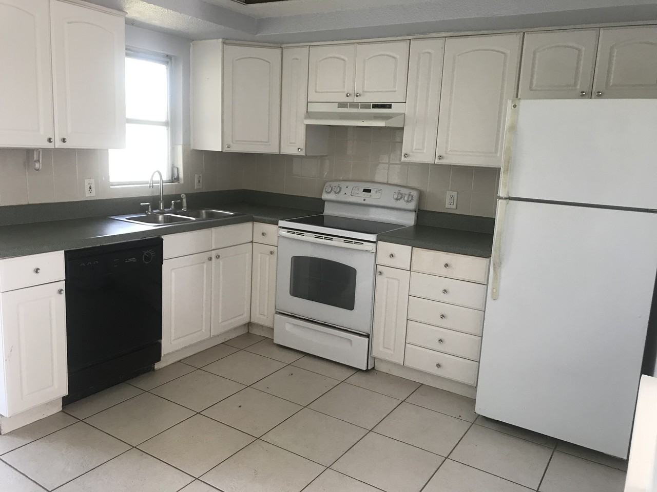 5207 Suwannee Dr - Photo 2 of 6