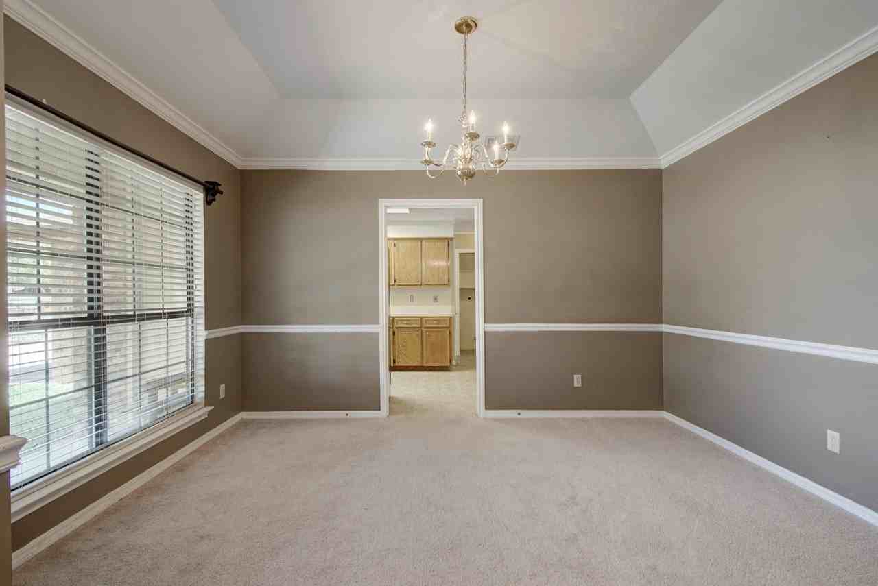 1717 Brokenshoe Dr - Photo 3 of 18
