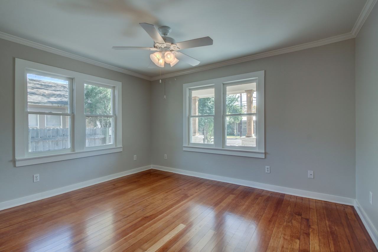 605 E 15th St - Photo 2 of 3