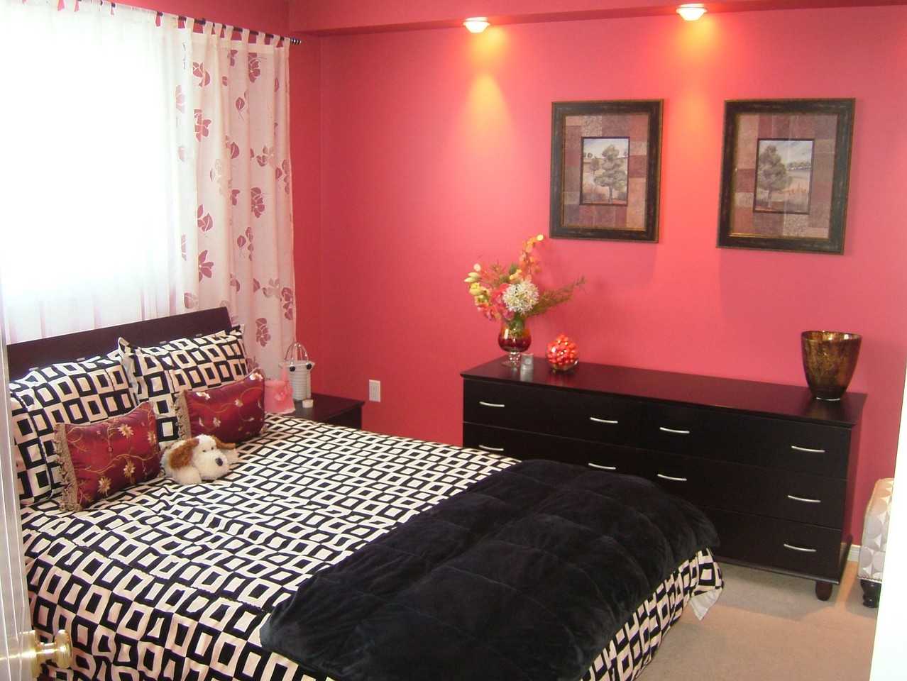 1098 Farnsborough Crescent - Photo 2 of 8