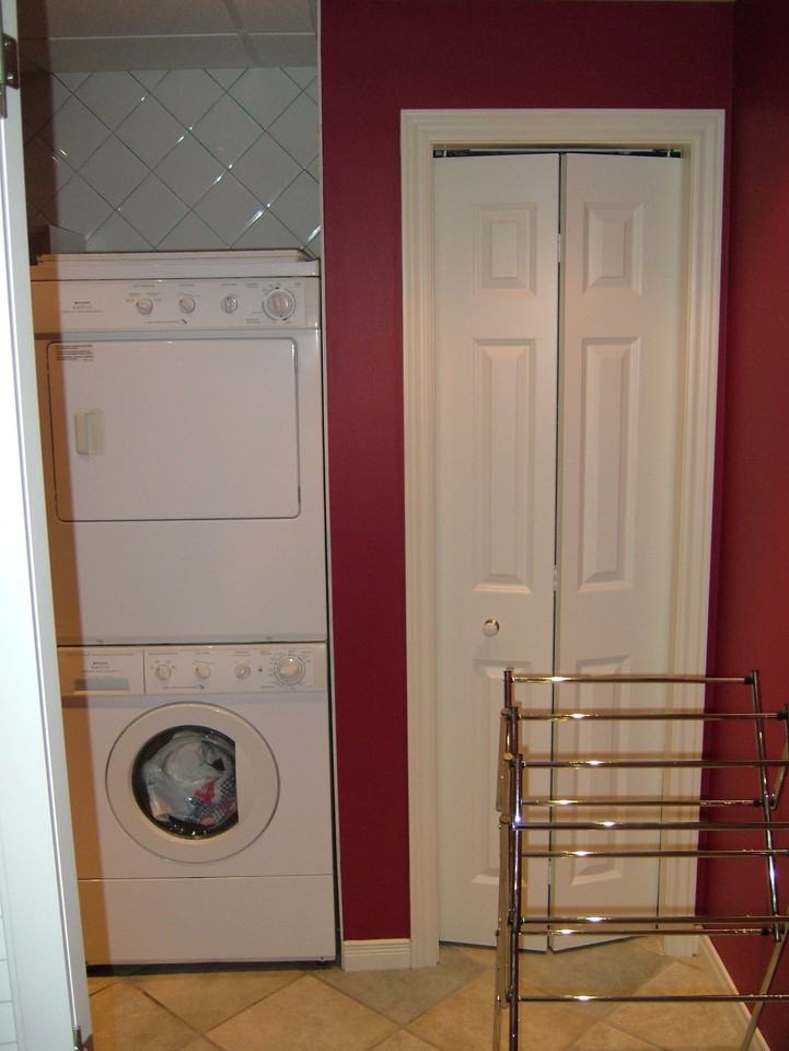 1098 Farnsborough Crescent - Photo 3 of 8