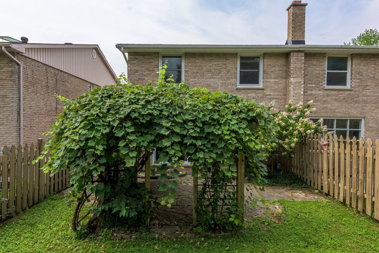 257 Homestead Cres - Photo 2 of 22