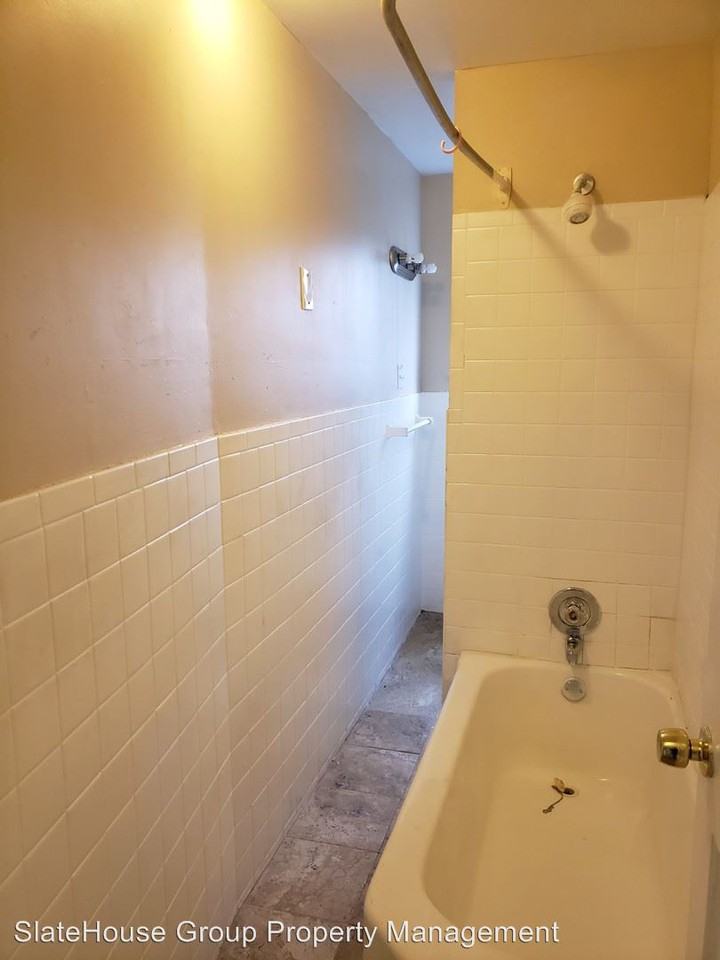 1003 W 4th St - Photo 3 of 9