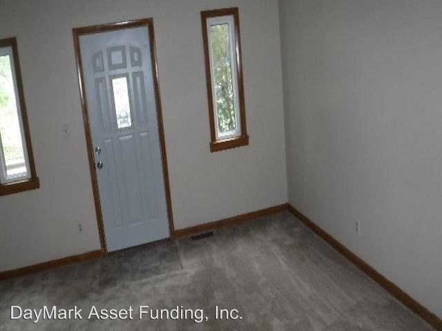 425 E Coal St - Photo 2 of 10