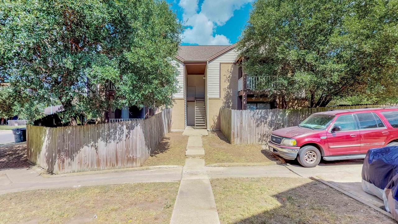 1016 Autumn Cir - Photo 2 of 37