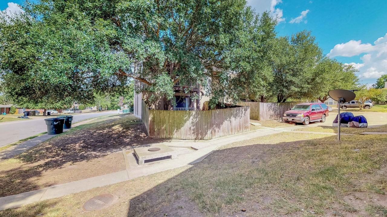 1016 Autumn Cir - Photo 4 of 37