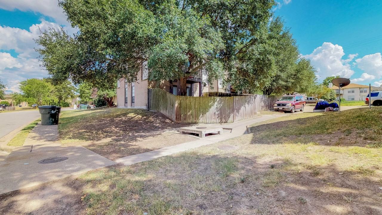 1016 Autumn Cir - Photo 6 of 37