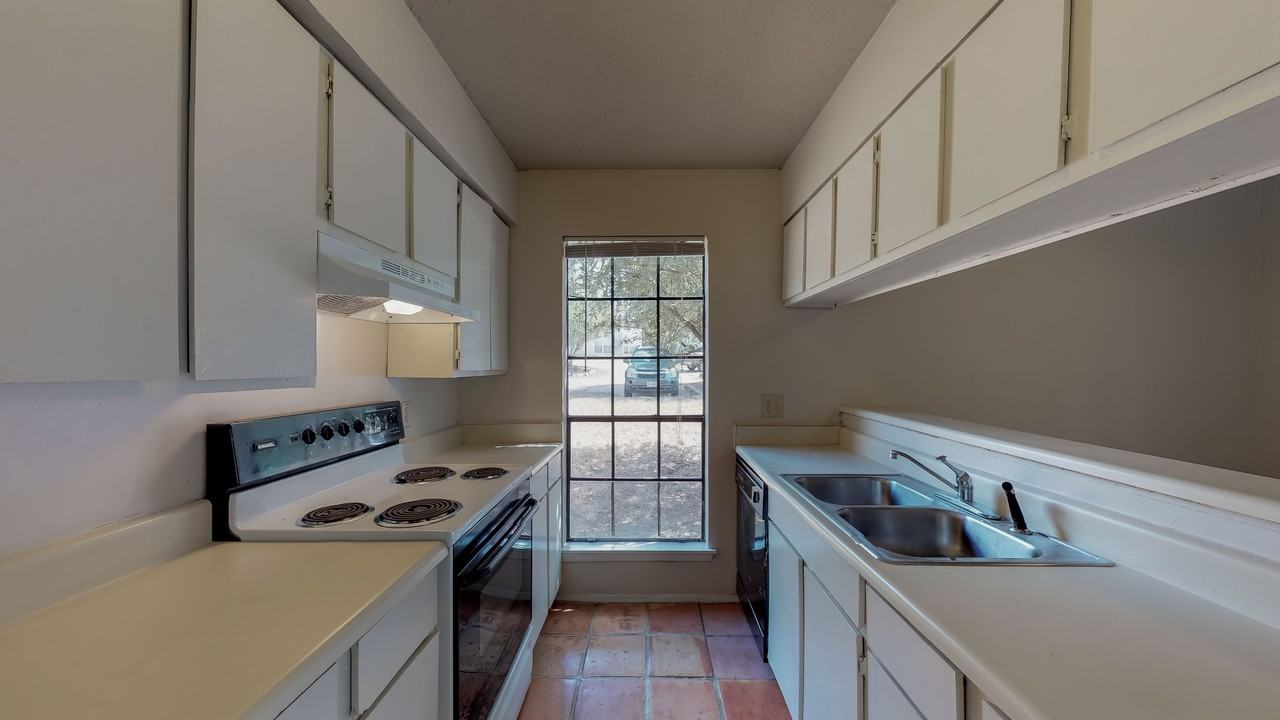 1016 Autumn Cir - Photo 7 of 37