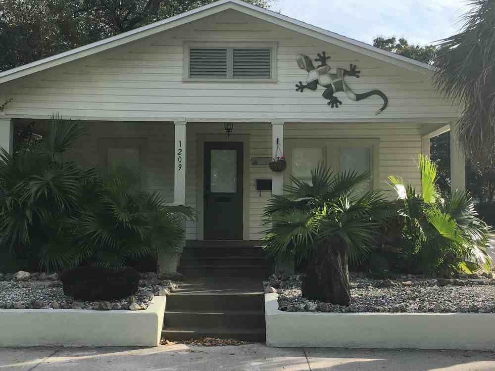 1209 12th Ave W - Photo 2 of 11