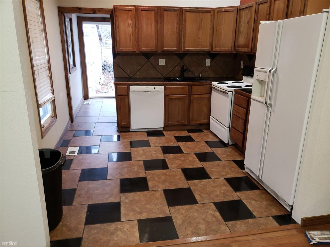 220 E Summit Ave - Photo 2 of 11