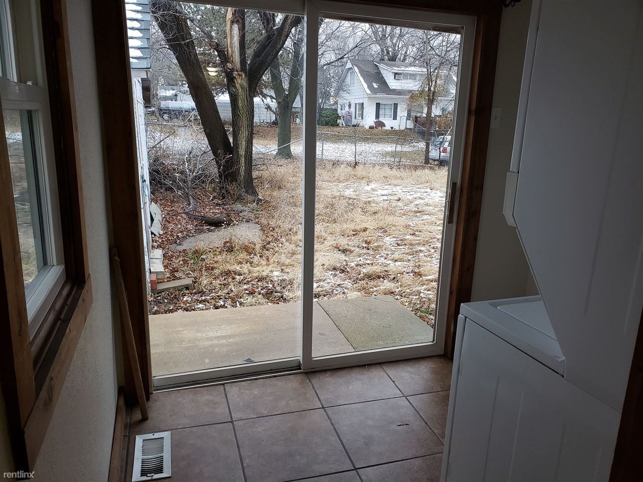 220 E Summit Ave - Photo 3 of 11