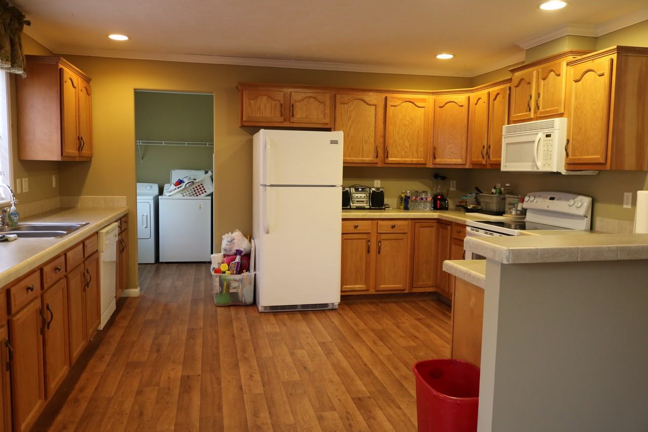 152 Cedar Dr - Photo 3 of 9