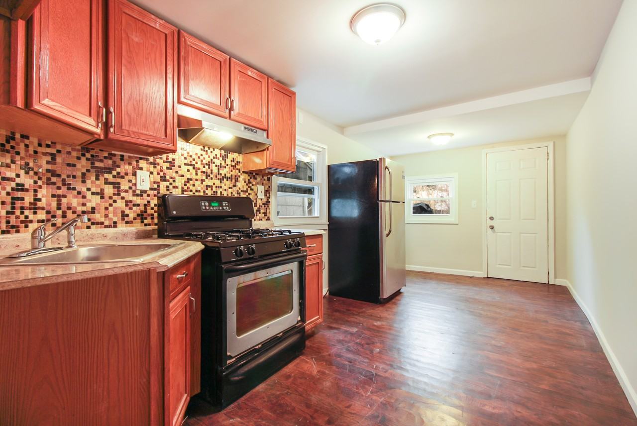 492 Genesee St - Photo 2 of 10