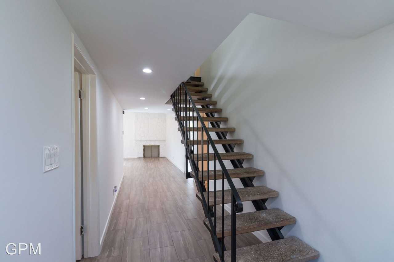2123 Eastedge Dr - Photo 3 of 25