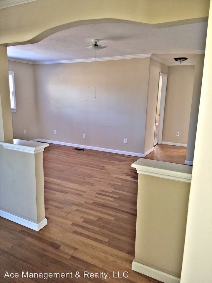 202 Lindsey Ln SW - Photo 3 of 8