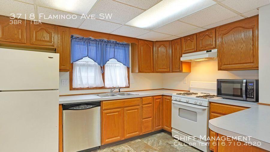 3718 Flamingo Ave SW - Photo 3 of 19