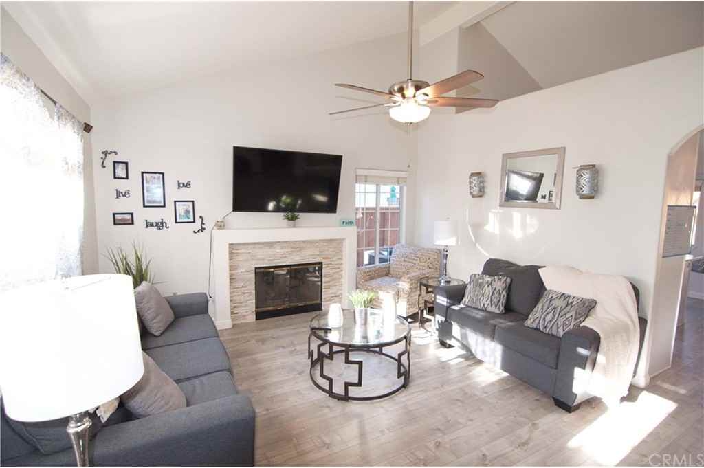 25124 Vía Las Lomas - Photo 3 of 13