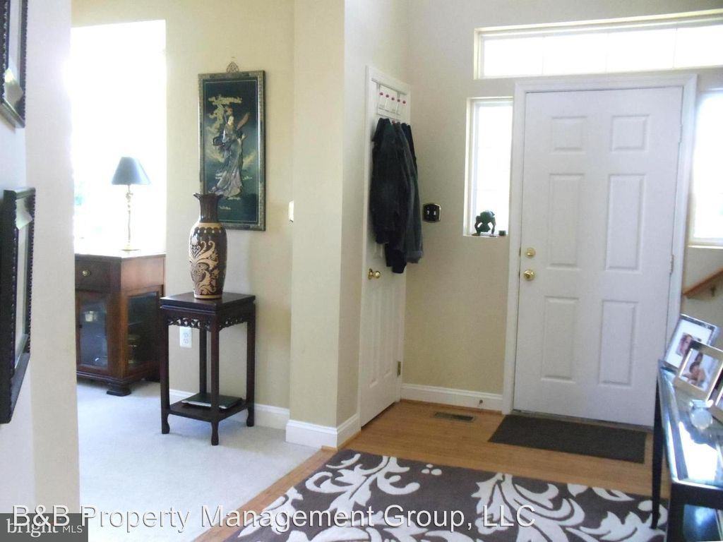 113 Courier Ct NE - Photo 2 of 12