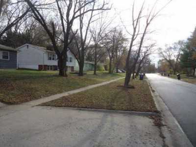 1014 Lawrence Ave - Photo 2 of 5