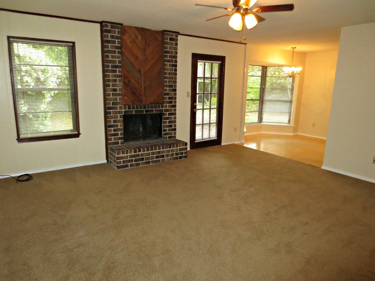 711 Southern Ct - Photo 4 of 33