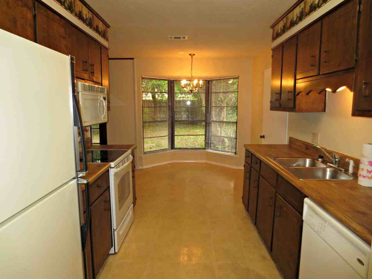 711 Southern Ct - Photo 5 of 33