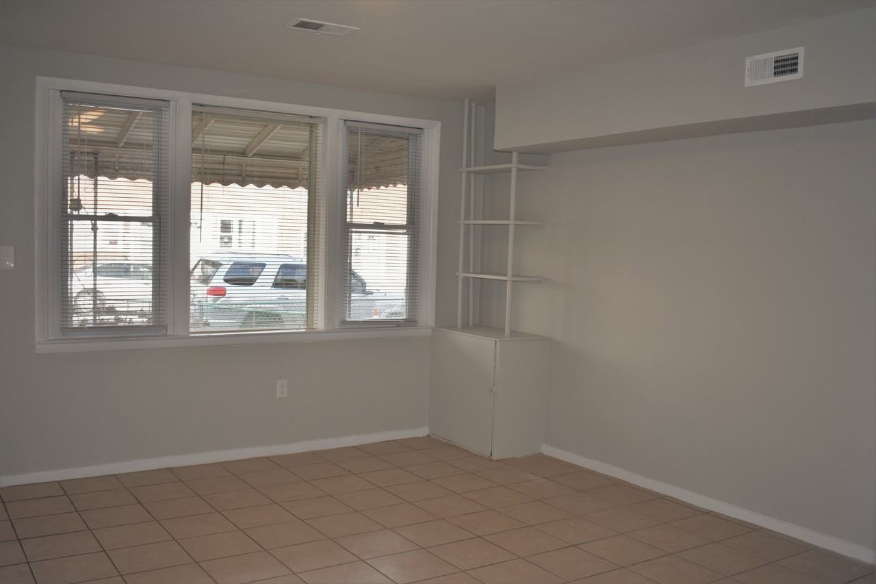 2825 Eastshire Dr - Photo 2 of 9